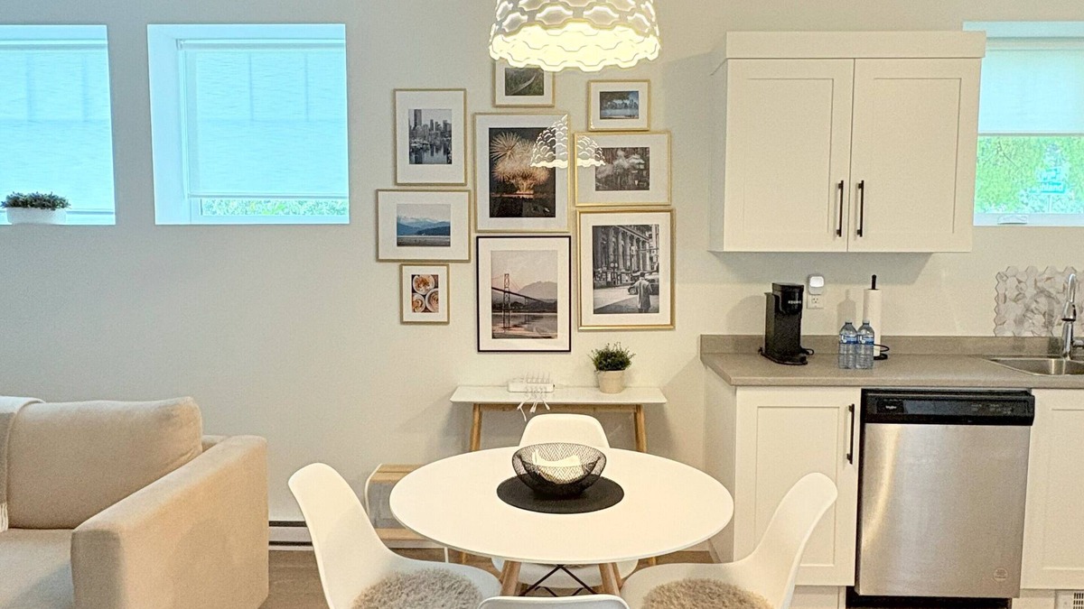 Burke Mountain House | Private Suite King Bed Free Parking 270 Mbps Internet Netflix Quiet