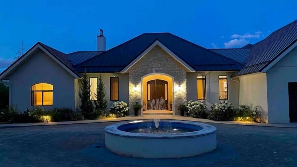 Duncan House | Private suite on peaceful estate. Near town, full kitchen, 20 acre farm-stay !