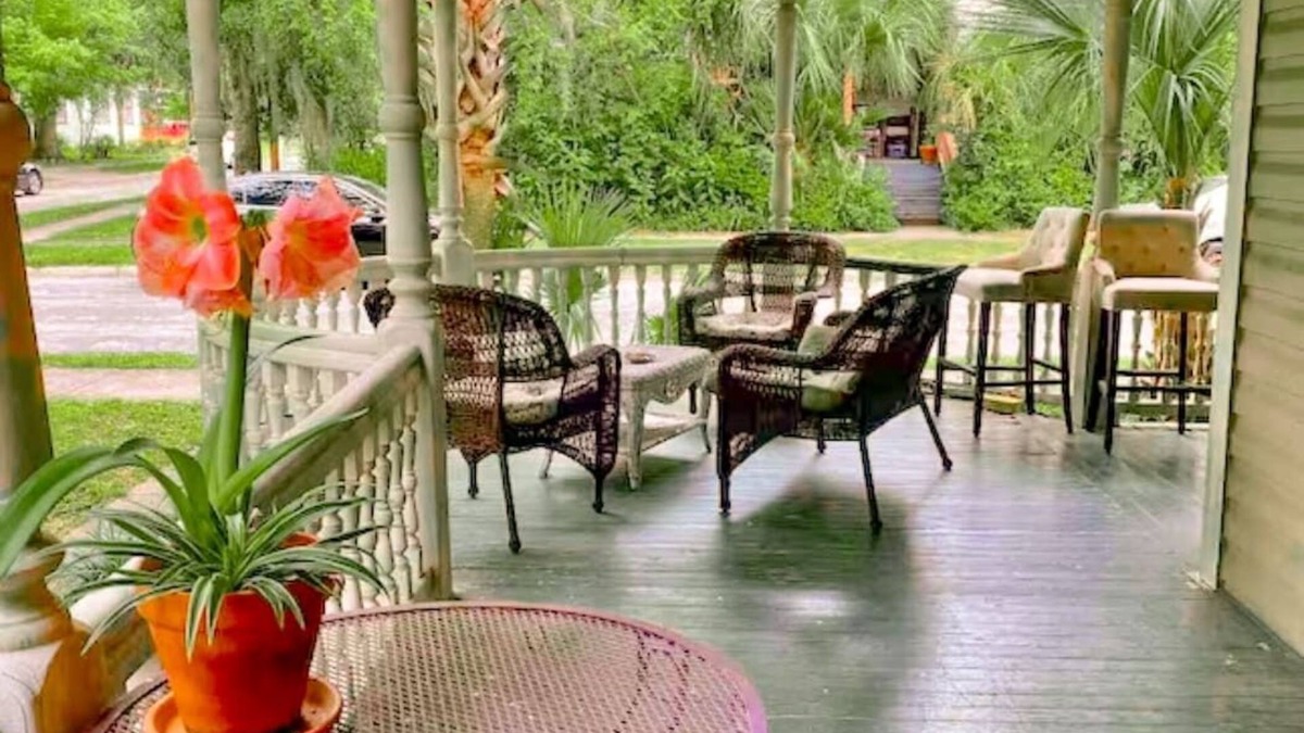 Duckpond Apartment | Private UF Stadium Parking! Historic DWTN Duckpond