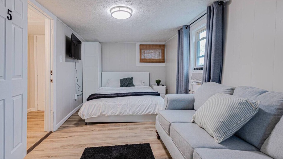 Lebanon Apartment | Private Unit in Lebanon | WiFi | Laundry
