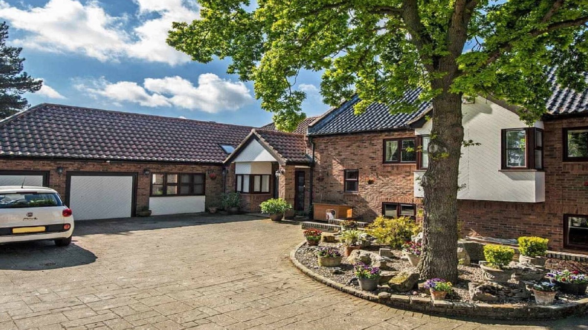 Horning Villa | Private Villa - Hot Tub - Garden - Pets OK