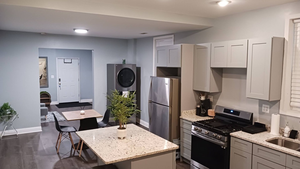 Little Village Apartment | Private villa in a vintage Chicago neighborhood - 10 minutes from downtown