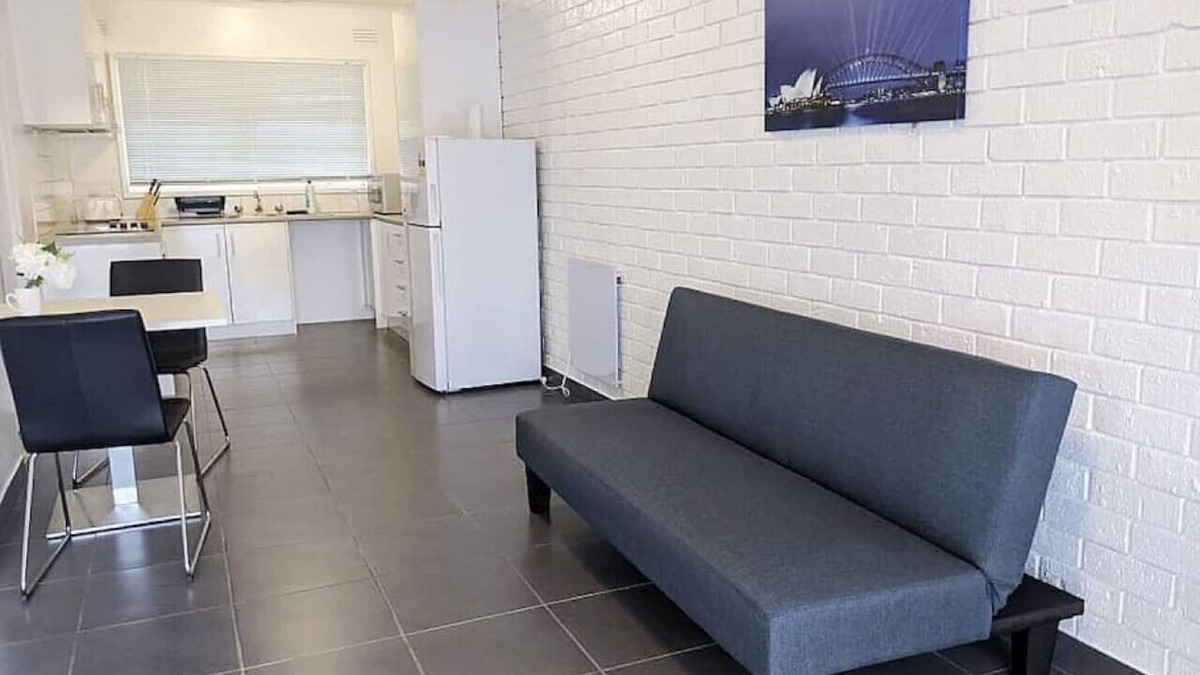 Oak Park House | Private Villa Near Train Station