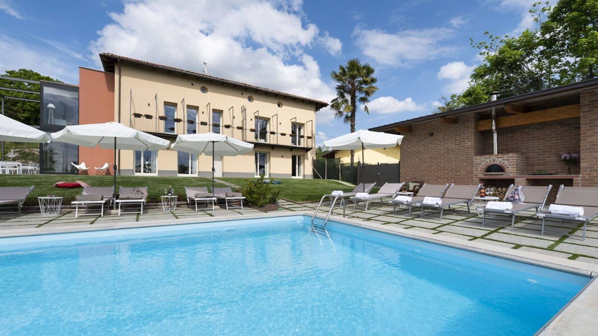 Monteu Roero Villa | Private Villa with private pool, A/C, WIFI, TV, patio, pets allowed, panoramic view, close to Alba