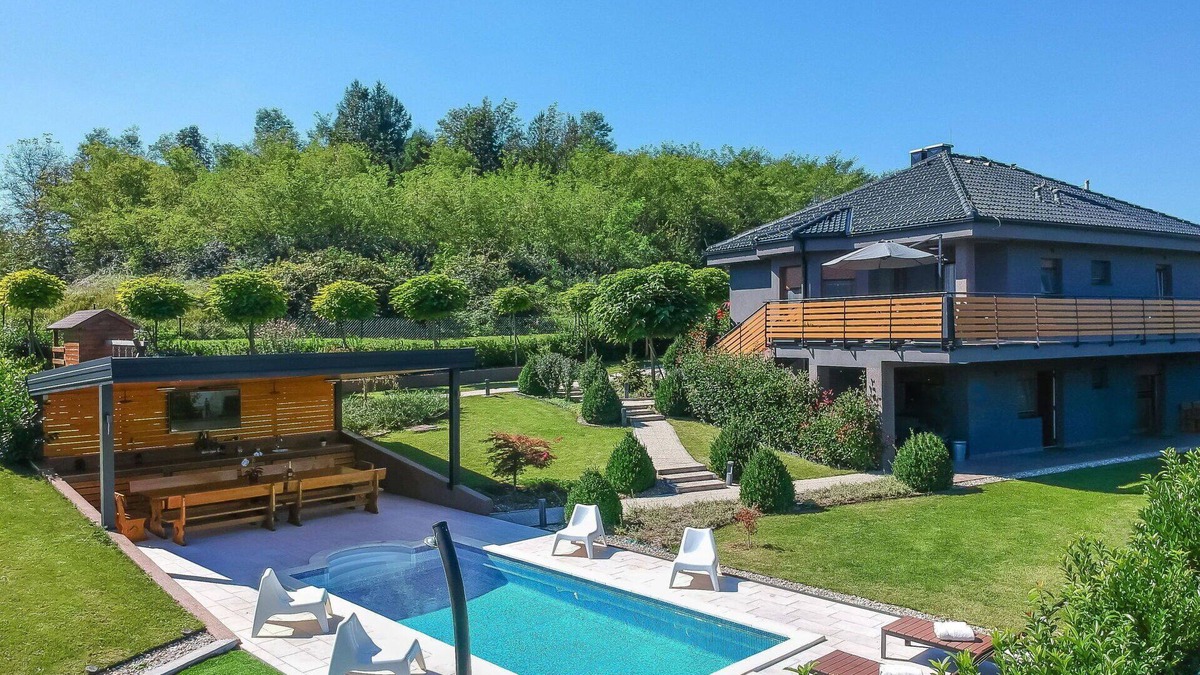 Presika House | Private Villa with WIFI, hot tub, private pool, A/C, TV, terrace, pets allowed, panoramic view