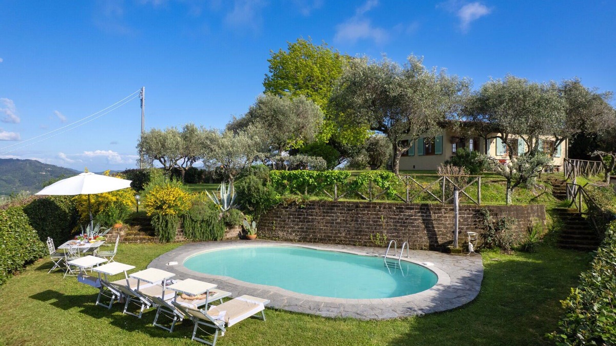 Pedona Villa | Private Villa with WIFI, private pool, TV, patio, pets allowed, panoramic view, close to Viareggio