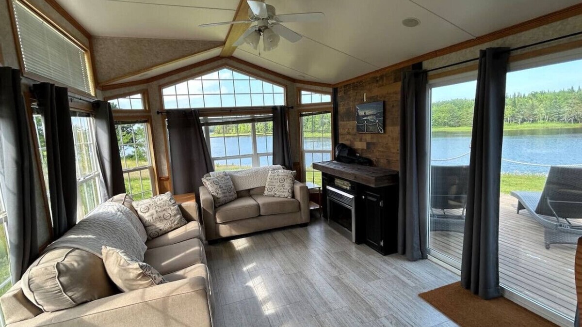 Pirogue Apartment | Private Waterfront Getaway