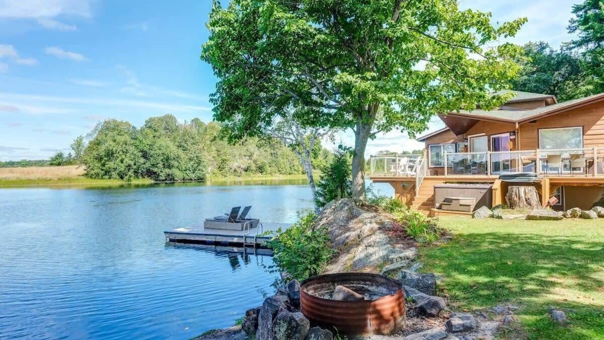 Lyndhurst House | Private waterfront cottage - hot tub & kayaks!