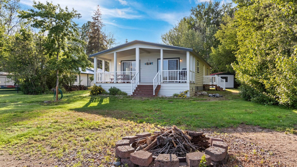 Bonner County House | Private waterfront home with a firepit, deck, W/D, and WiFi - pretty lake views