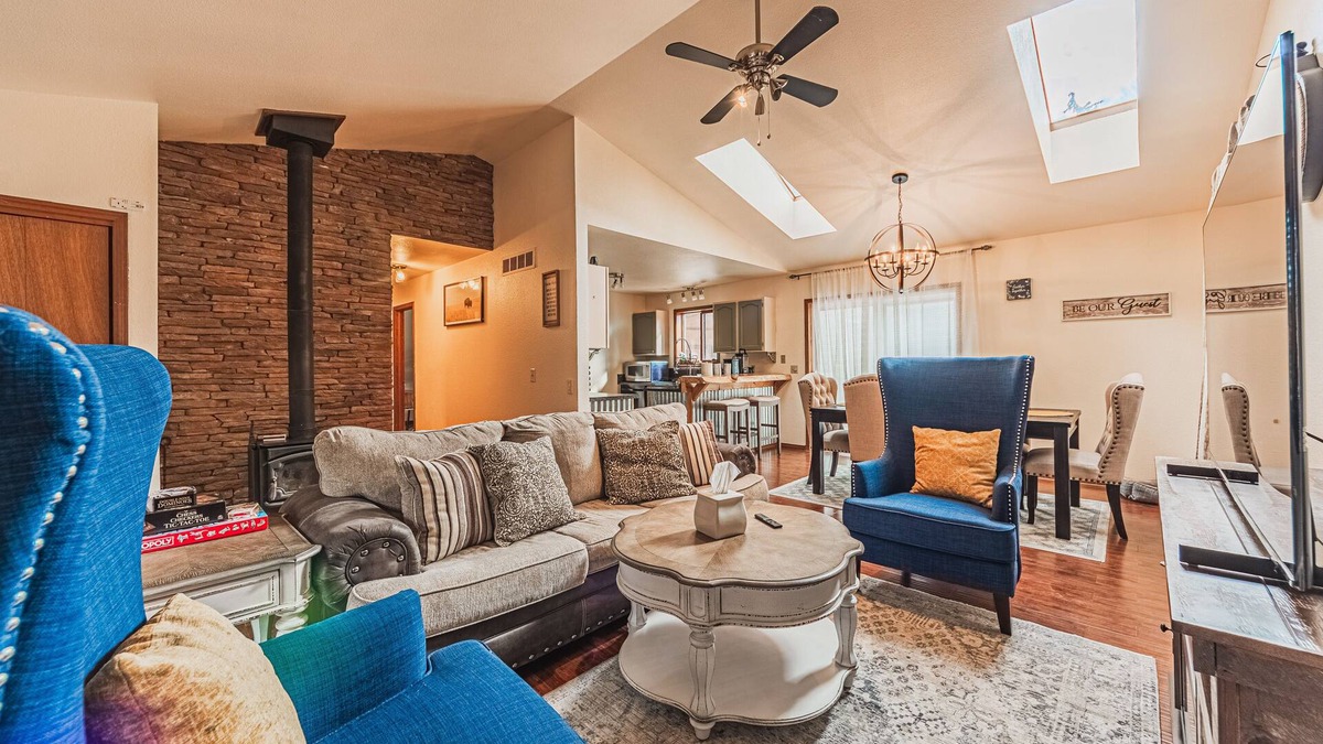 Woodland Park Cabin | Private Wi-Fi>HotTub>Fenced Yard>Cozy Retreat