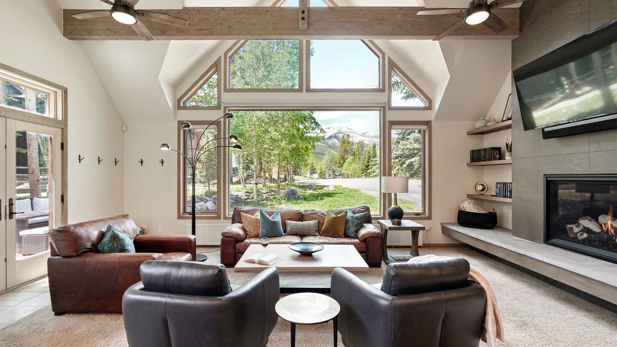 Warrior's Mark West House | ⭐️ PrivateHome w/Hot Tub, Stunning Views, Family & Pet Friendly FreeWntr Shuttle