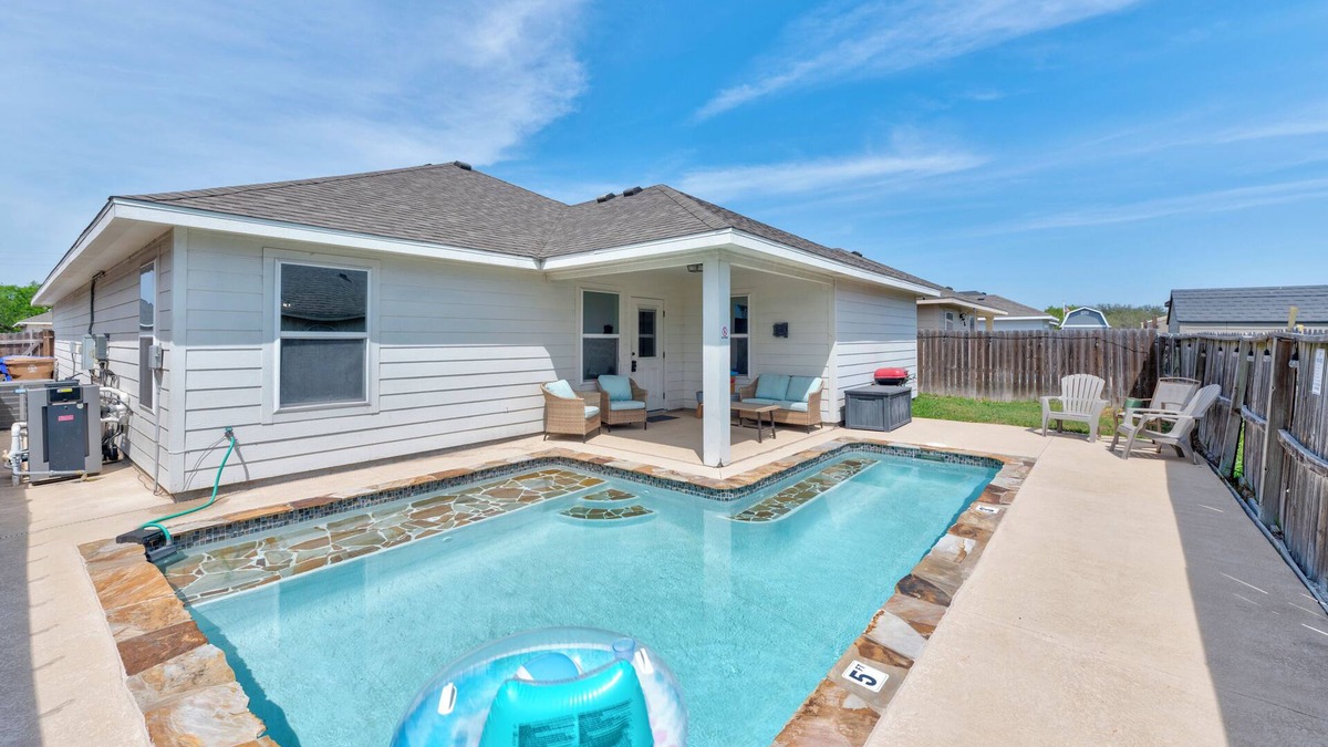 Northwest Corpus Christi House | PrivatePool+Near Airport+Spacious 3 BDR+Extd Stay
