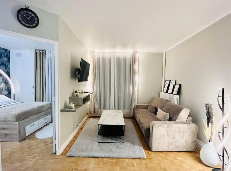 Chantiers Apartment | Proche Château de Versailles avec balcon vu sur une forêt et parking gratuit pour 5 personnes maximum