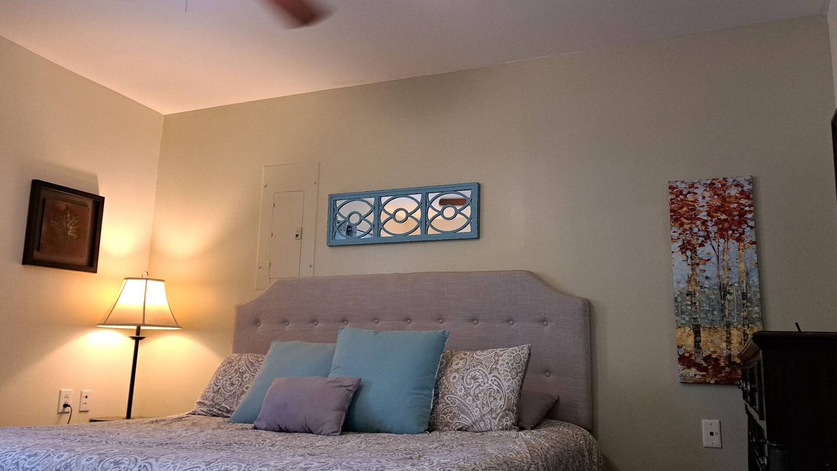 Florence Apartment | Professionals Welcome. King Bed With Pool Access