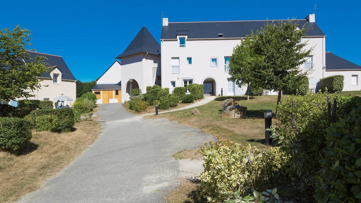 Le Tronchet House | Profitez des Vacances Relaxantes | Piscine + Sauna