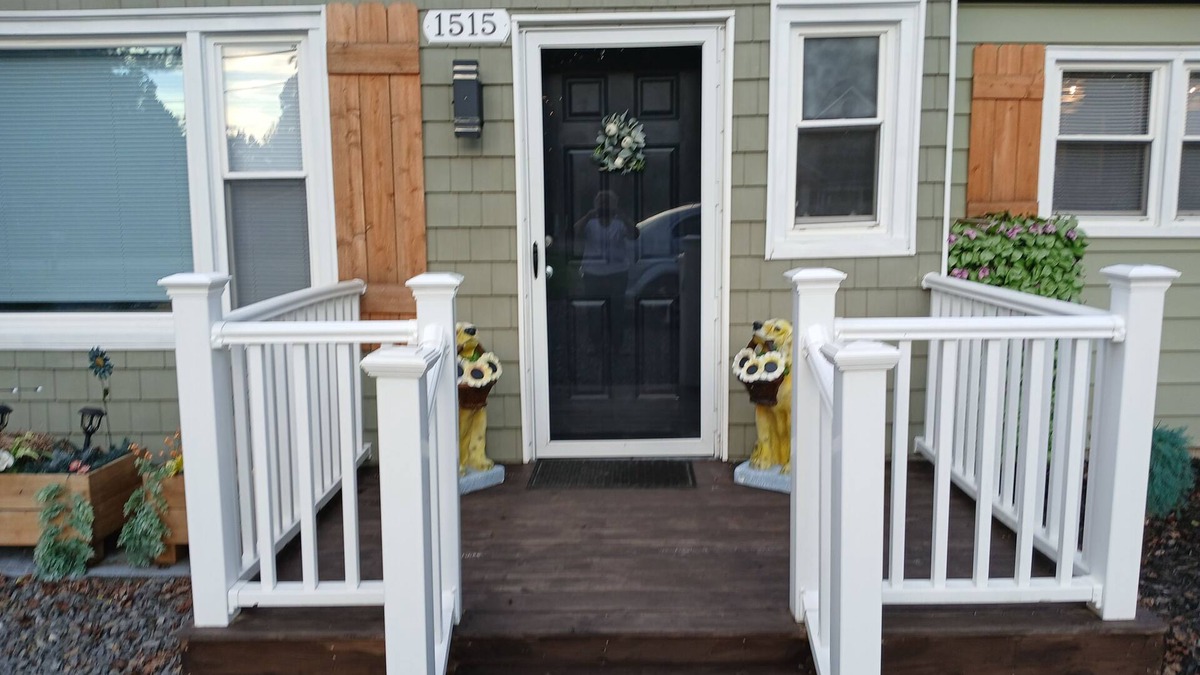 Mount Airy House | PROMO 10% WEEKLY/20% MONTHLYnPet Friendly on Forrest, Small fenced area for pets