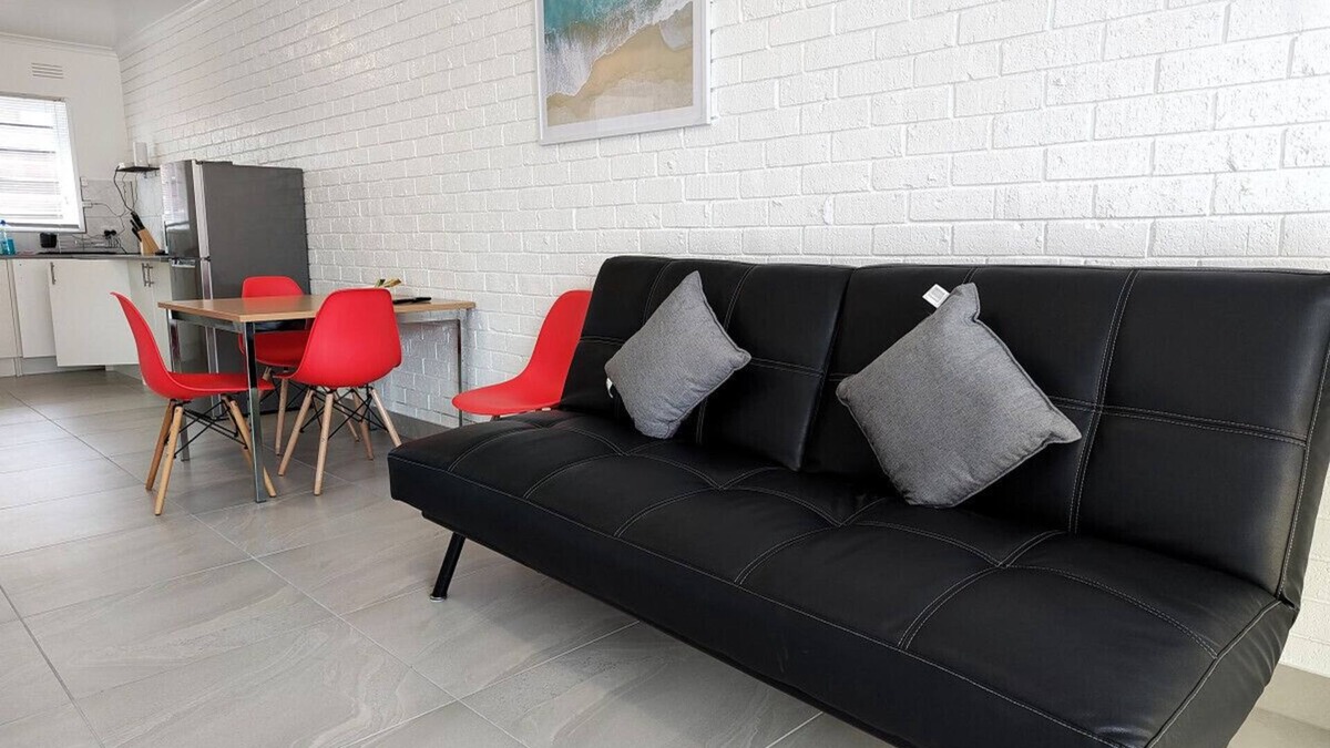 Oak Park House | *Promo!* 2-Min to Train Station!