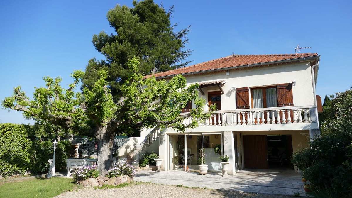 Le Pontet Apartment | PROMO Apartment P1 giving in a veranda