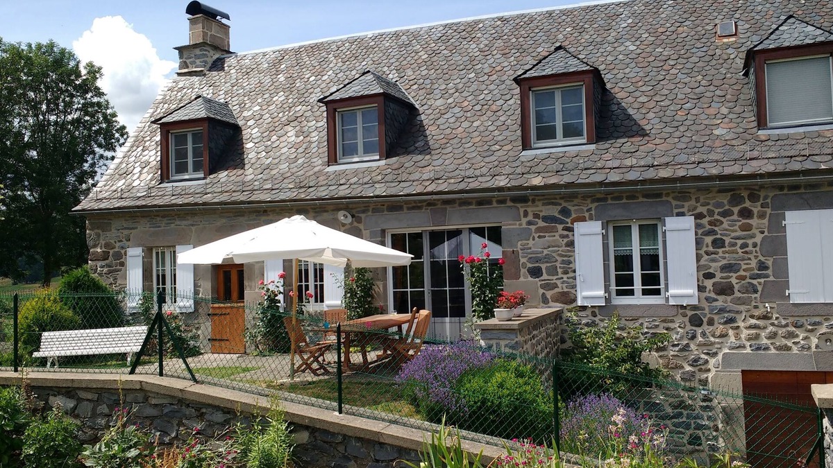 Dienne House | PROMO GITE FISHING, RANDO, Detailing at the foot of Puy Mary in Cantal