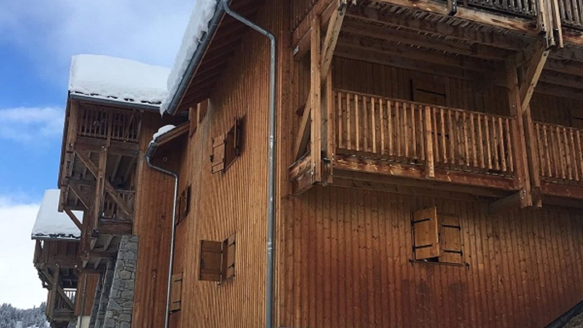 Oz Ski Chalet | Properties 3 bedrooms incl Bathrooms (3), 6 to 9 beds