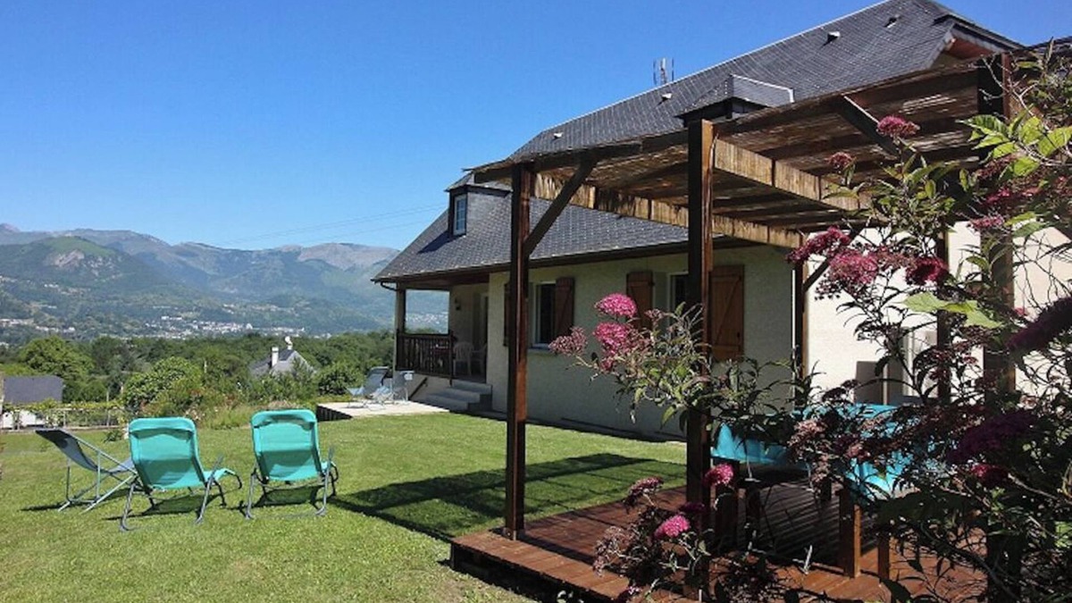 Beaucens House | Property in the heart of the village with breathtaking views of the Argelès valley