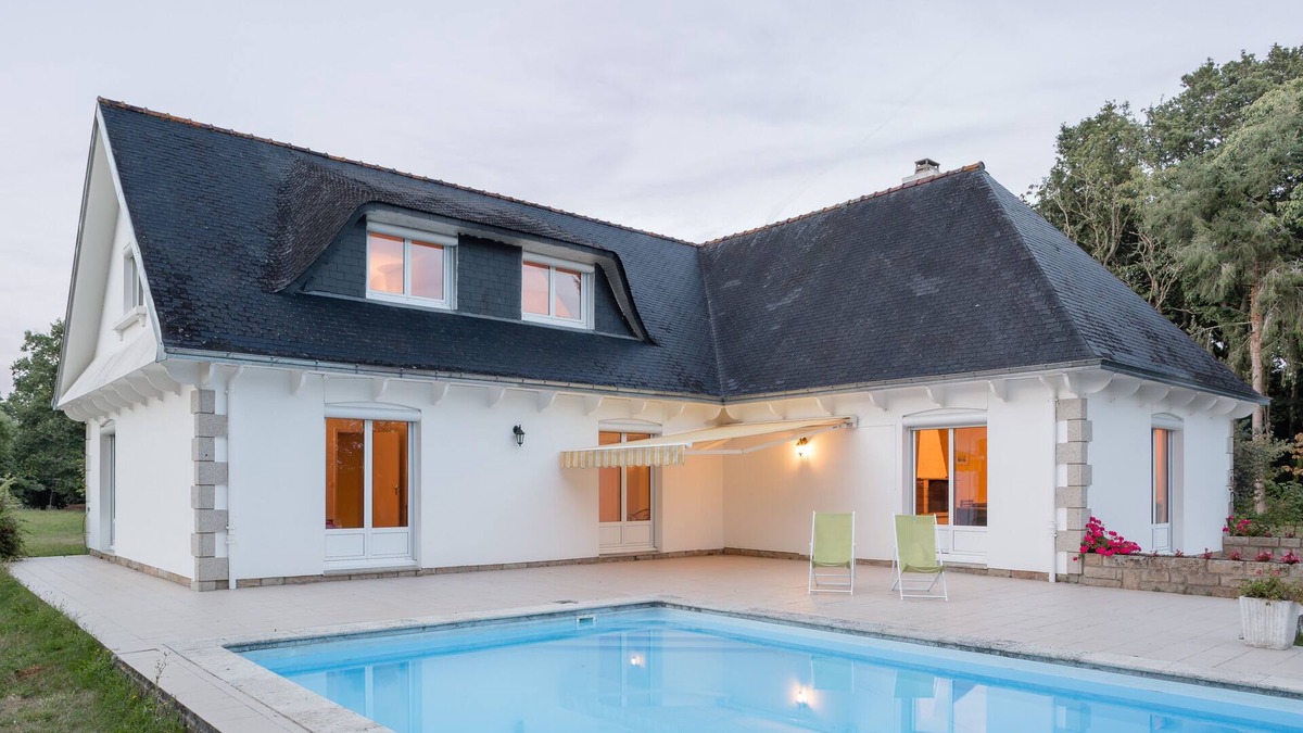 Concarneau Villa | Property with heated pool, between the countryside and the sea, sleeps 12