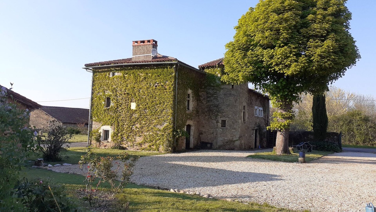 Cherves-Chatelars House | Propriété Charentaise 5 ha Avec Maison du Xvième Siècle 14 Couchages et Piscine
