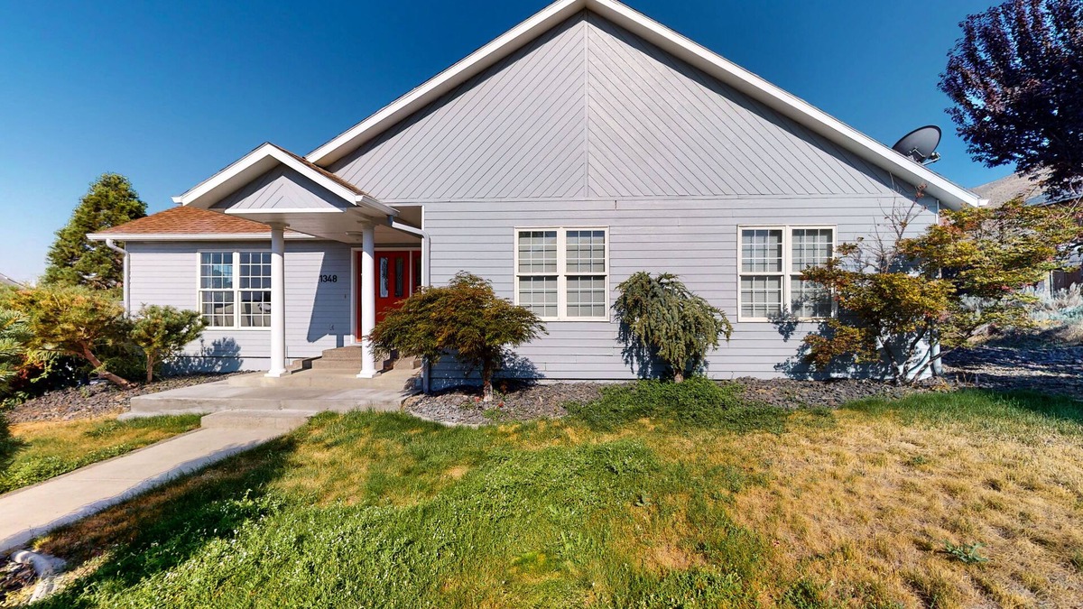 Prosser House | Prosser Paradise | 2-story house near Prosser with large deck, streaming, W/D