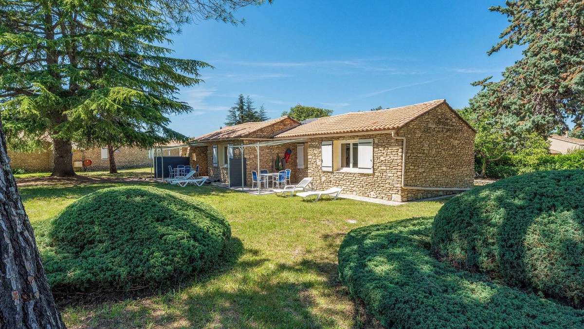 La Roque-sur-Pernes Condo | Provençal cottage in a tourist residence