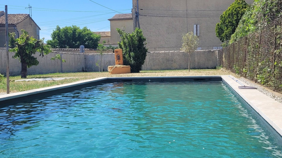 Sainte-Cecile-les-Vignes House | Provencal village house with garden and swimming pool