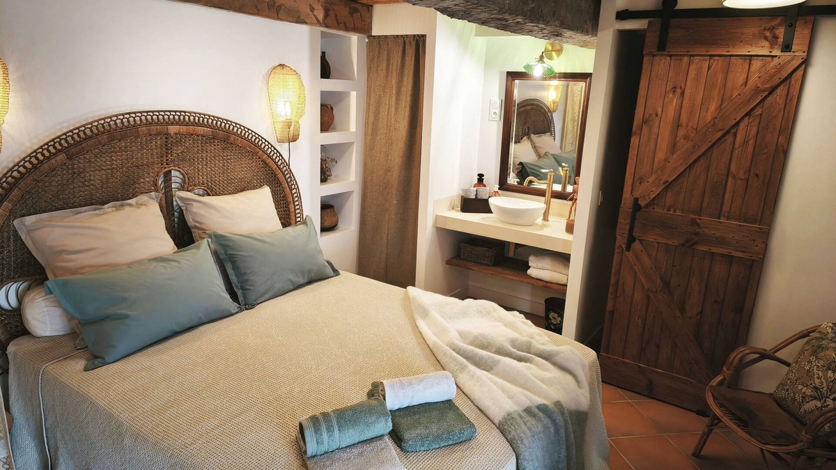 Le Luc House | Provencal cabana, shared pool and jacuzzi