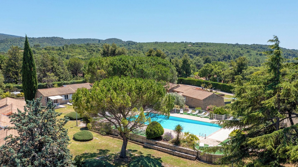 La Roque-sur-Pernes Condo | Provencal house with garden access