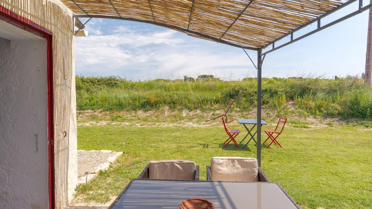 Pertuis Apartment | Provencal shed 'Dans La Nature' with Private Garden and Wi-Fi