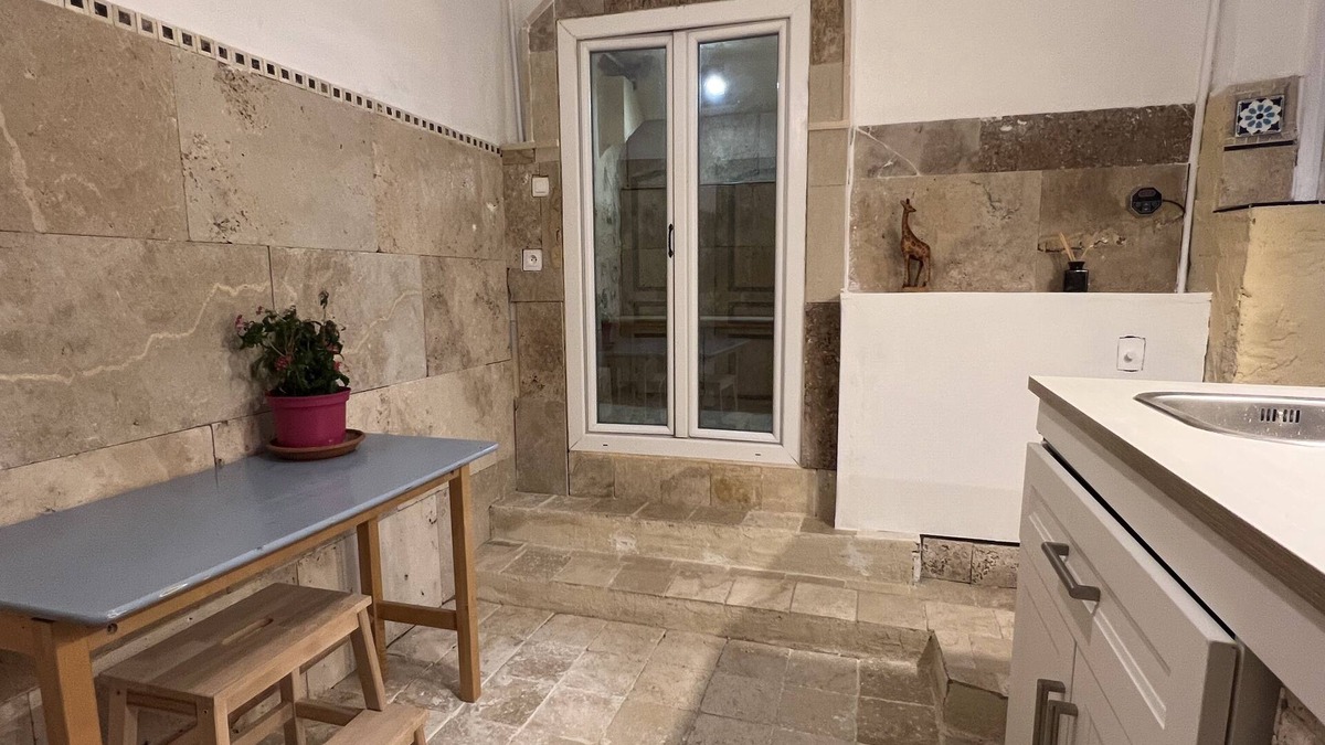 Le Revest-les-Eaux Apartment | Provencal studio, cachet, calm