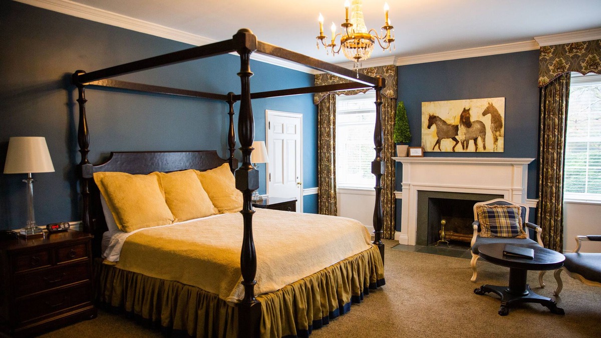 Clemmons Bed & Breakfast | Providence Manor House Bed & Breakfast