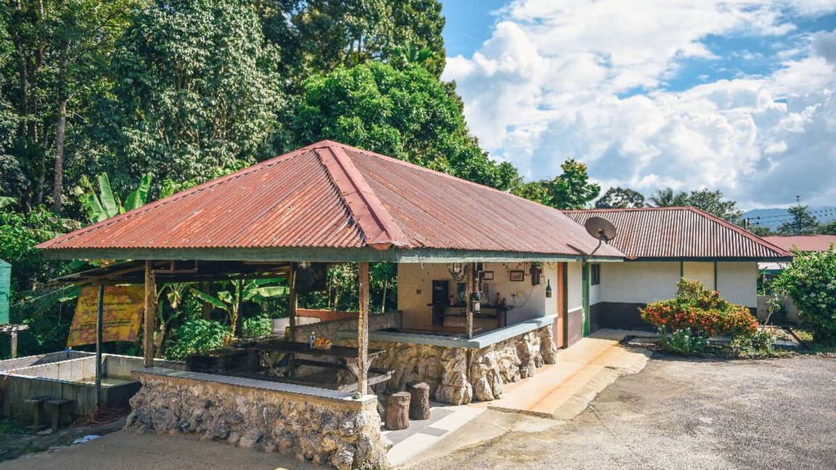 Lundu House | Providing mountain views, a shared lounge and barbecue facilities.