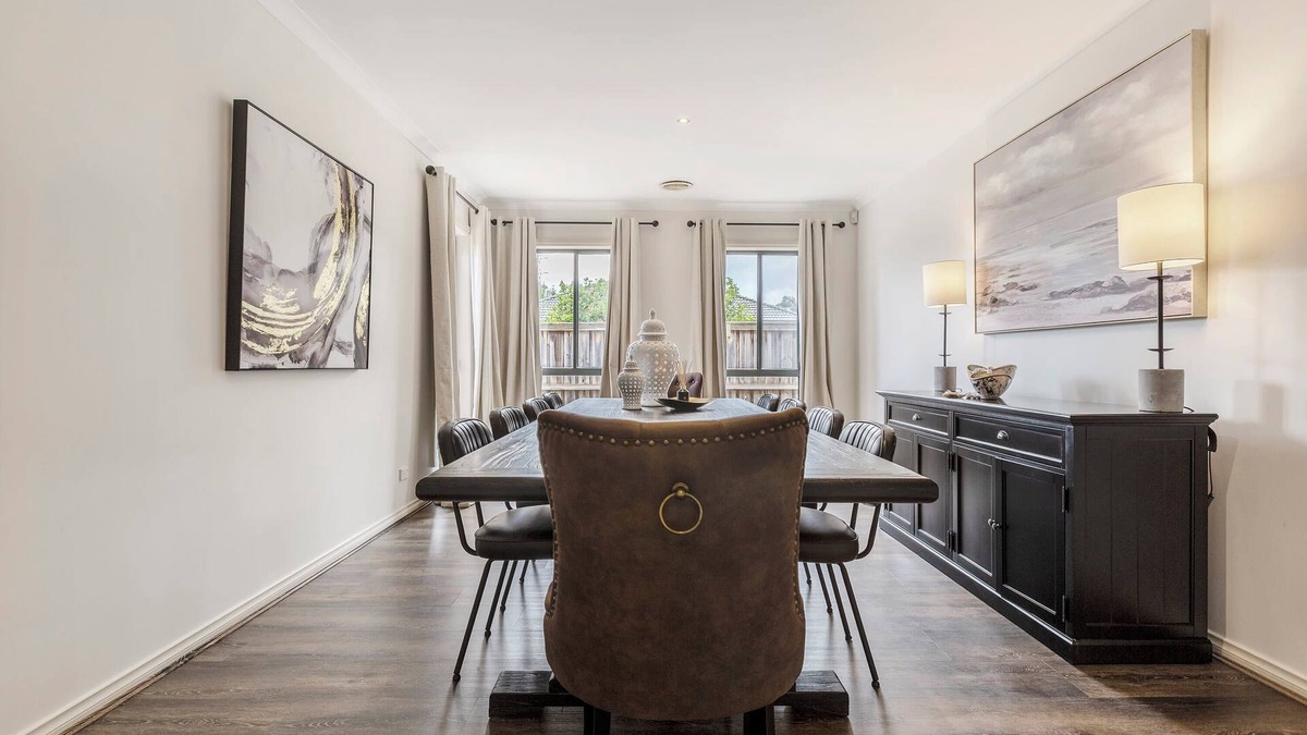 South Morang House | Provincial 4BR Family Retreat Near Train & Shops