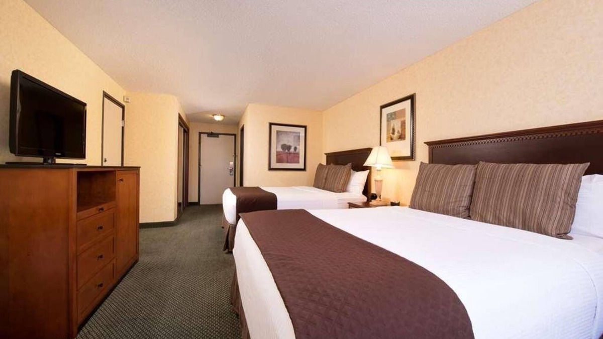Tri-Cities Hotel | Proximity At its Best! Modish Unit Near Columbia Center Mall! Pool, Parking!