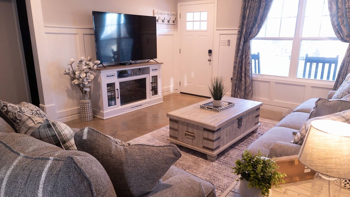 Paragould House | Pruett Place, In the middle of downtown w/parking.