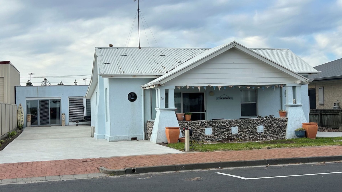 Port Macdonnell House | Pt Mac Beach House - Seafront Views, Central, Super Cute and Pets are Welcome!
