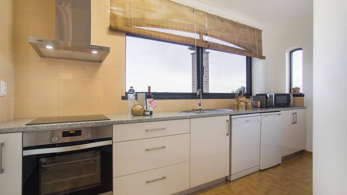 Paco House | Holiday Home 'Casa Do Vale' with Mountain View, Private Terrace and Wi-Fi