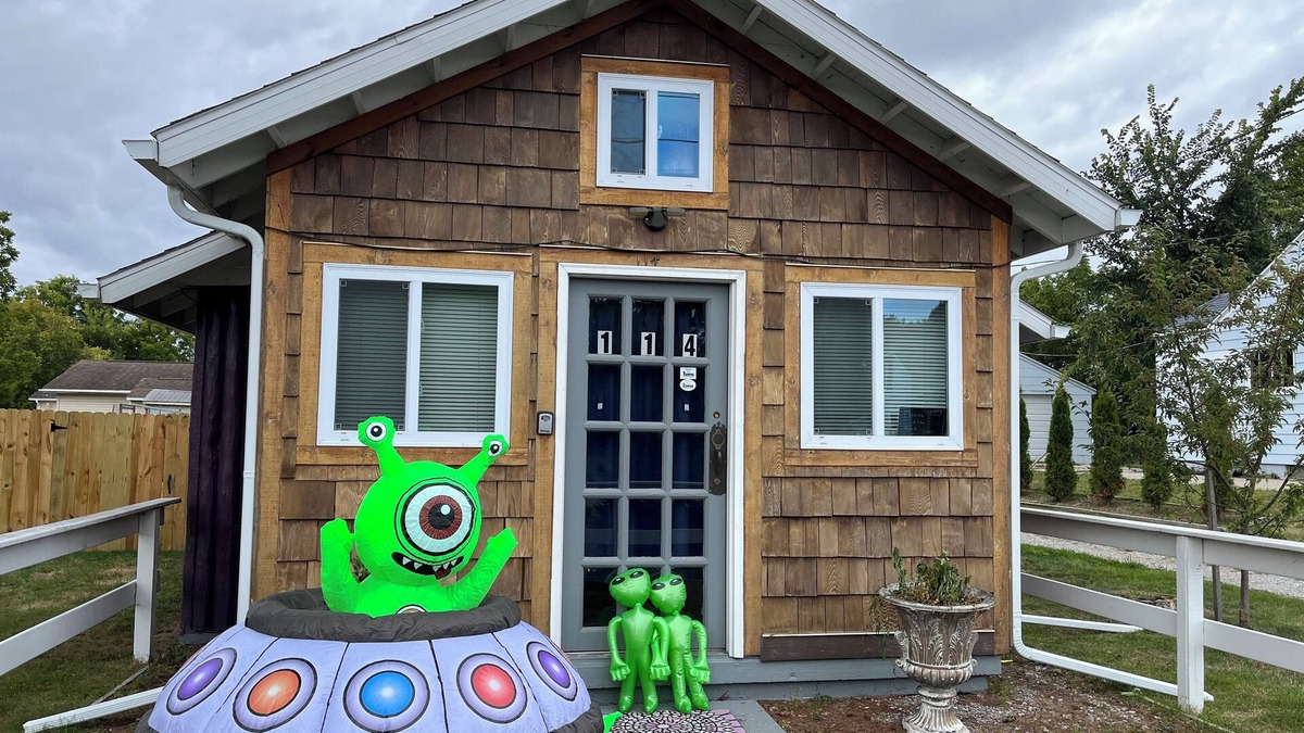 Tawas City Cottage | Public beach, coffee bar, popcorn bar, painting, pet’s OK with fee, games, bikes