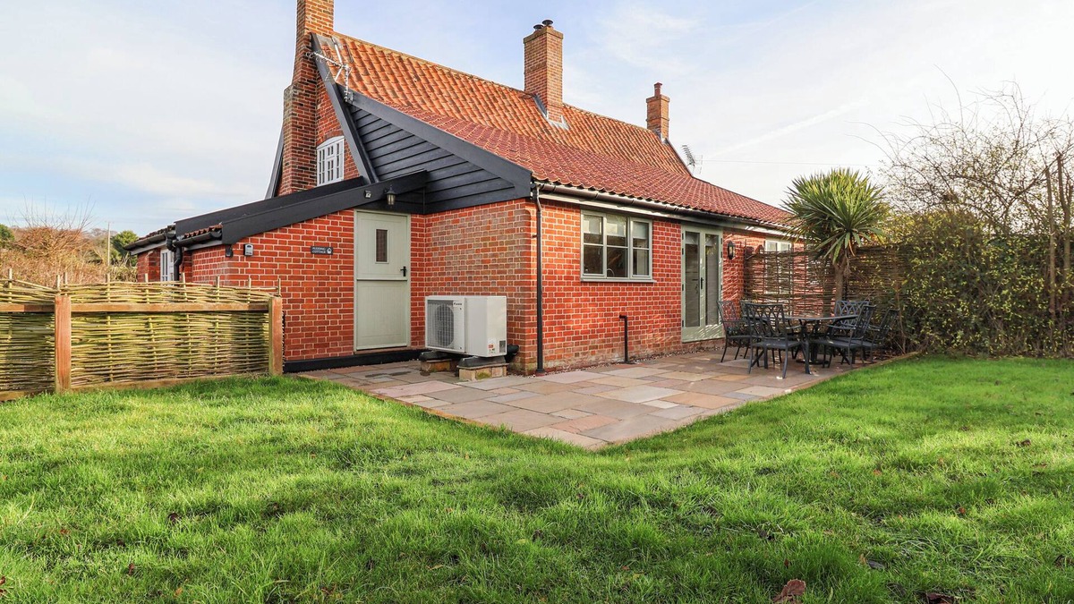 Westleton Cottage | PUDDING COTTAGE, WESTLETON, pet friendly, with open fire in Westleton