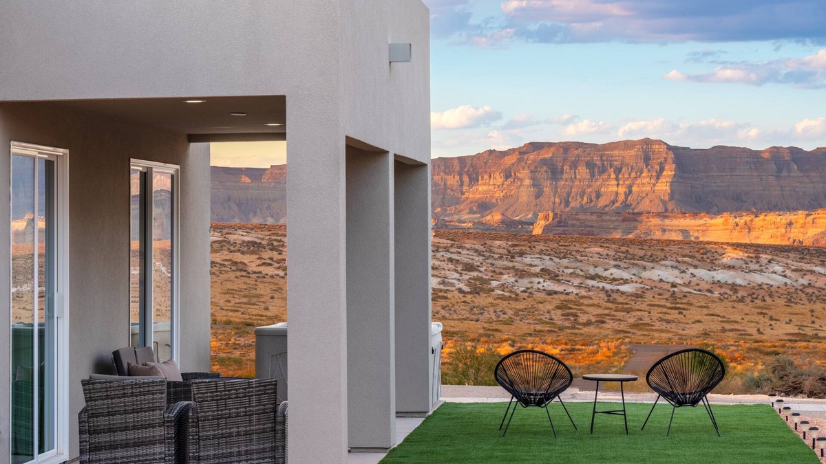 Greenehaven House | Pueblo en Powell - Hot Tub, Game Room, Lake Views