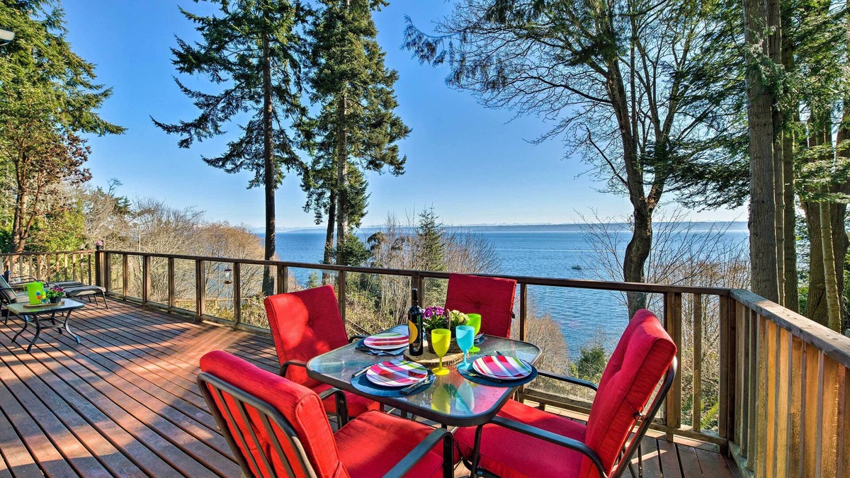 Kingston House | Puget Sound Escape: Private Beach & Oversized Deck