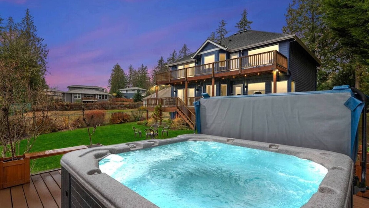 Manchester House | Puget Sound Retreat - 4 Bedroom Home w/Hot Tub