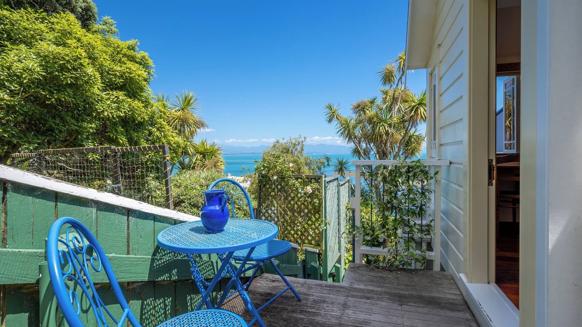Britannia Heights Apartment | 'Puna Perch - Te Whare Rangi' - Private Room in Nelson Waterfront