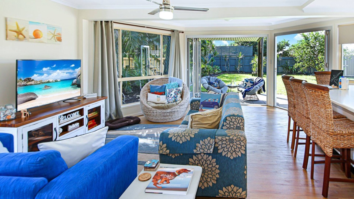 Coolum Beach House | Puppies&Pancakes Large yard fur babies inside ok