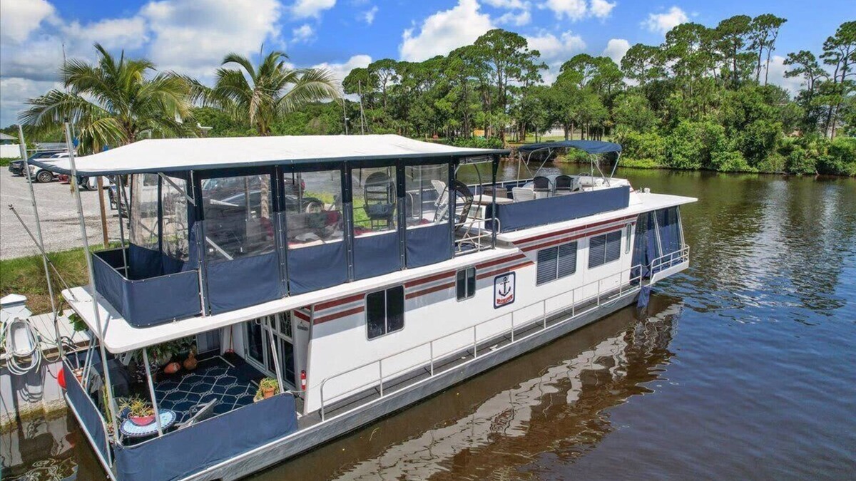 Merritt Island Boat Rental | Pura Vida- Floating Home