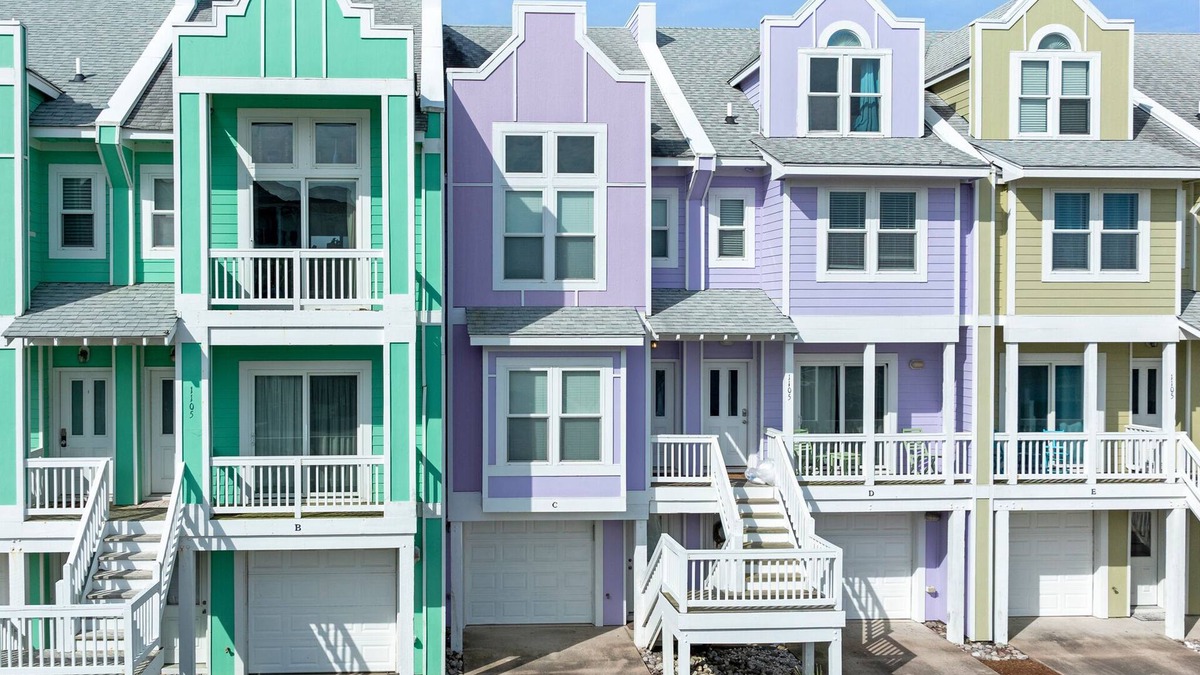 Bermuda Bay House | Purple Pearl: Shared Pool with Lazy River